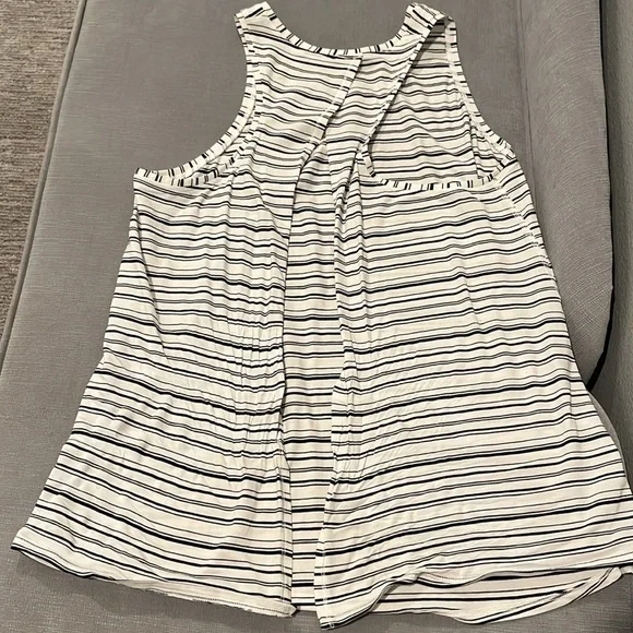 LULULEMON Women’s top - black and white striped size 4 - Picture 3 of 4